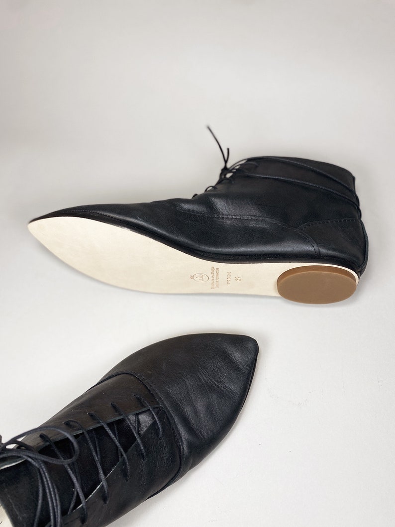 Bottines à lacets pour femmes en cuir italien noir, talons bas faits à la main et bottines à bout pointu, chaussures Elehandmade image 5