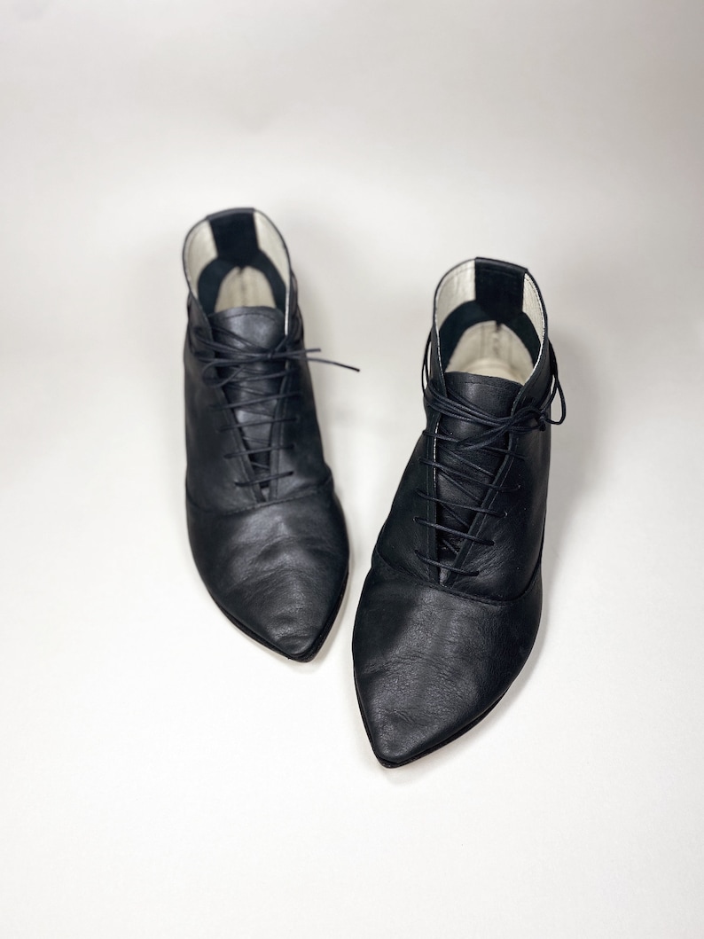 Bottines à lacets pour femmes en cuir italien noir, talons bas faits à la main et bottines à bout pointu, chaussures Elehandmade image 3