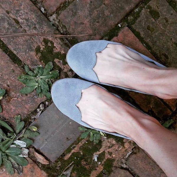 Bailarinas de piel azul Serenity: zapatos de novia festoneados