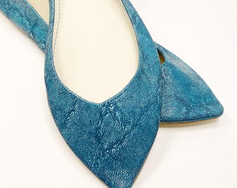 Pointy Flats in Teal Blue Textured Luxurious Italian Leather, Pump Low Heel, Elehandmade Shoes