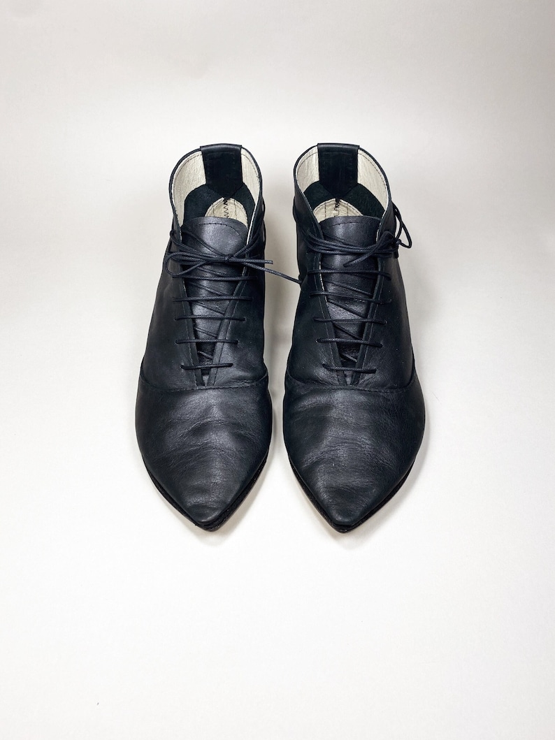 Bottines à lacets pour femmes en cuir italien noir, talons bas faits à la main et bottines à bout pointu, chaussures Elehandmade image 1