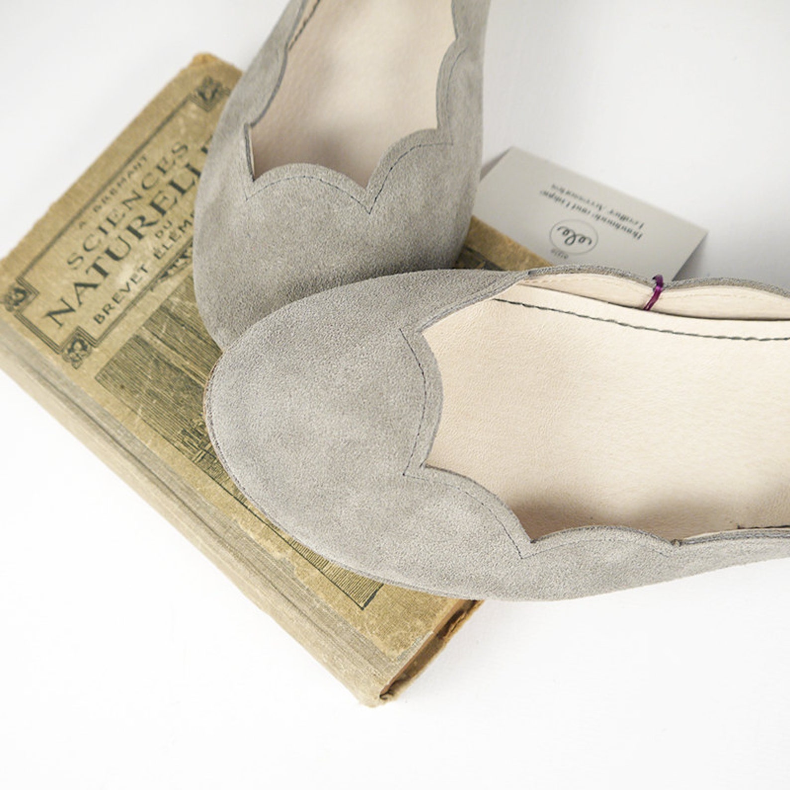 leather shoes. ballet flats shoes. pearl wedding shoes. bridal low heel. brautschuhe. leather flats. scalloped gray flats. handm