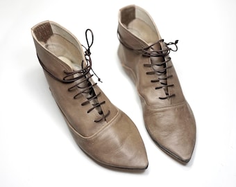 Dames enkellaarsjes met veters van bruin leer, handgemaakte slofjes met lage hak en spitse neus, elehandmade schoenen