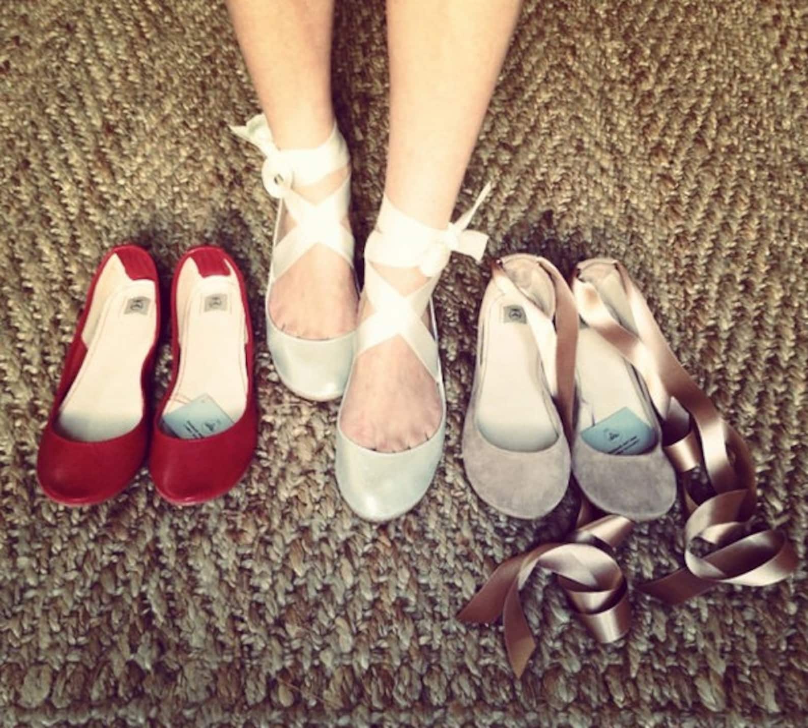 bridal low heel ballet flats shoes in ivory leather and satin ribbons, wedding shoes flats, elehandmade shoes, scarpe sposa, bra