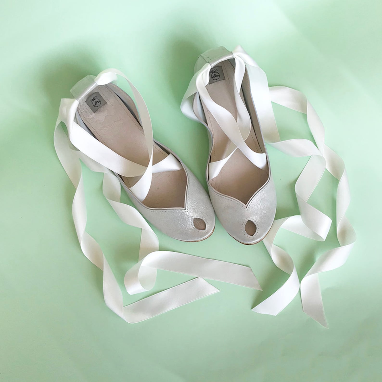 ballet flats with ribbons. wedding shoes flats. satin ribbon shoes. bridal shoes. bridal low heel shoes. peep toe flats. white g
