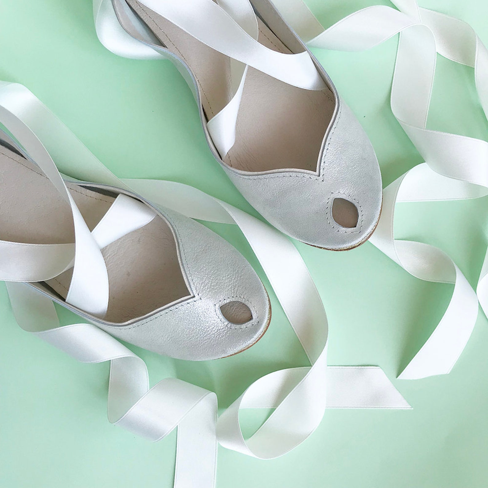 ballet flats with ribbons. wedding shoes flats. satin ribbon shoes. bridal shoes. bridal low heel shoes. peep toe flats. white g