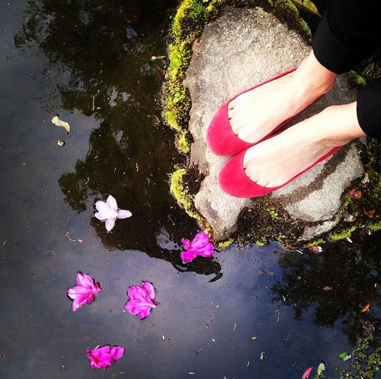 red ballet shoes. flats shoes. bridal shoes. wedding shoes. red handmade flats. pointe style shoes. red flats shoes. italian lea