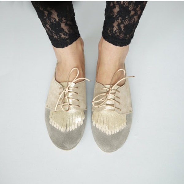 Dames Oxfordschoenen in pastelnude crème en goudkleurig Italiaans leer met franjes, elehandmade platte veterschoenen