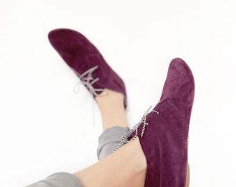 Stivaletti da deserto in pelle scamosciata italiana color bordeaux, stivaletti Chukka fatti a mano con lacci
