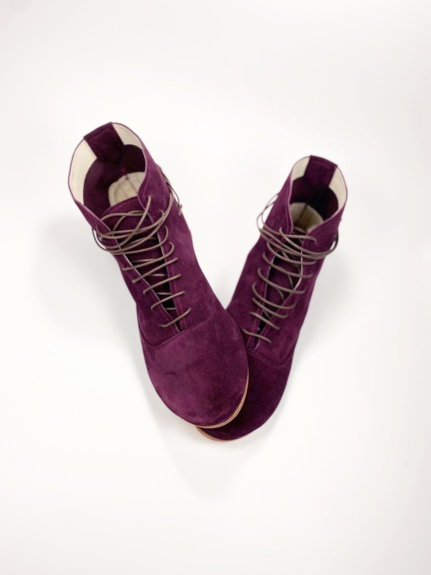 Dames enkellaarzen van zacht bordeauxrood Italiaans leer, Oxblood veterlaarsjes, elehandmade schoenen