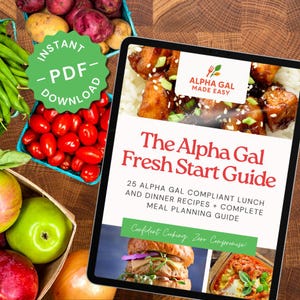 Puede incluir: Una tableta digital muestra "The Alpha Gal Fresh Start Guide" con recetas y consejos de planificación de comidas. Productos frescos, incluyendo tomates, manzanas y patatas, rodean la tableta. Un círculo verde dice "Descarga instantánea de PDF".