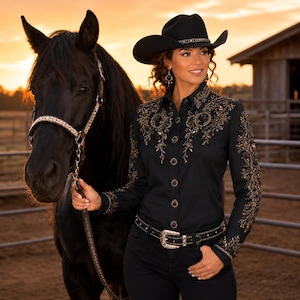 Puede incluir: Una camisa negra de manga larga con botones y bordados dorados y bronce en hombros y mangas, acompa&ntilde;ada de un sombrero de vaquero negro y un cintur&oacute;n negro con hebilla plateada, junto a un caballo negro con una brida de cuero.