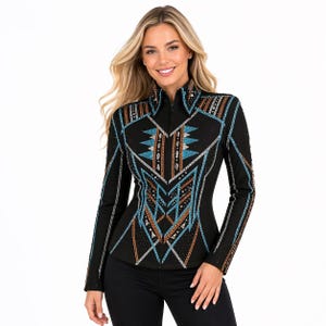 Könnte beinhalten: Schwarze Jacke mit aufwendigen geometrischen Mustern in Blau-, Kupfer- und Silbertönen. Die Jacke hat einen hohen Kragen und lange Ärmel, wobei sich das Design über die Vorderseite und die Ärmel erstreckt. Die Jacke wird mit einer schwarzen Hose getragen.