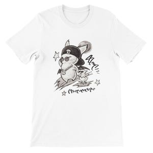 Puede incluir: Camiseta blanca con una ilustración en blanco y negro de un ratón con gorra y gafas de sol, junto con un pequeño pájaro. El diseño incluye las palabras "Aloon" y "Chocobo".