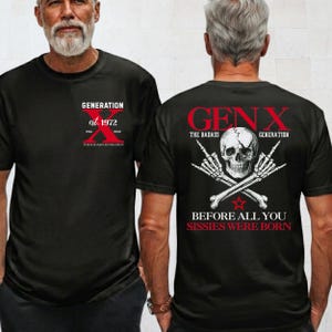 Op de afbeelding: Een zwart t-shirt met een afbeelding op de voorkant met de tekst GENERATION X est. 1972 en op de achterkant een schedel met gekruiste skelettenhanden die middelvingers opsteken, de tekst GEN X THE BADASS GENERATION en BEFORE ALL YOU SISSIES WERE BORN.
