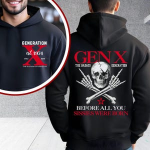 Op de afbeelding: Een zwarte hoodie met een afbeelding op de achterkant van een schedel, gekruiste skelettenhanden die rock-gebaren maken, en rode tekst GEN X THE BADASS GENERATION BEFORE ALL YOU SISSIES WERE BORN. De voorkant heeft een klein logo.