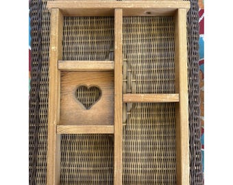 Vintage großes Wandregal aus Holz, Vitrine, Schattenbox, Herzteiler, Landhausstil