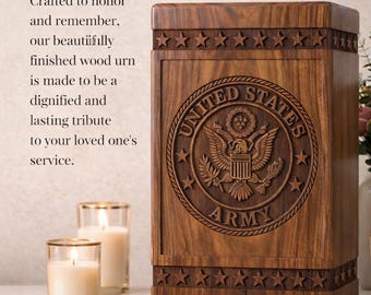 Può includere: Un'urna di legno marrone con la scritta "ARMY" e il sigillo dell'esercito americano. L'urna ha intagli a forma di stella ed è accanto a due candele accese. Il testo recita "Realizzato per onorare e ricordare."