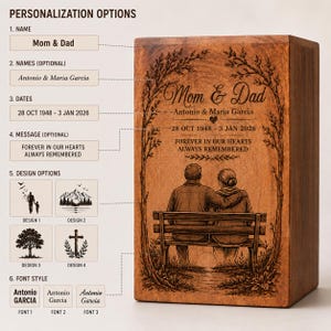 Pu&ograve; includere: Un'urna rettangolare in legno con un'illustrazione incisa al laser di due persone sedute su una panchina sotto un arco di alberi. Il testo recita Mom & Dad, Antonio & Maria Garcia, 28 OCT 1948 - 3 JAN 2026, FOREVER IN OUR HEARTS ALWAYS REMEMBERED.