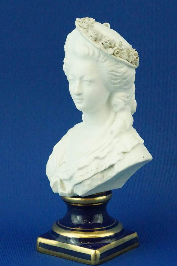 Sèvres-Rokoko-Büste einer Frau, Dame mit Hut und Blumen, Frankreich, Paris, 1700, 18. Jahrhundert, Sockel aus kobaltblauem Porzellan