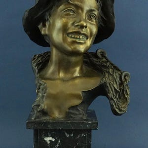Gran busto de bronce de Vincenzo CINQUE, escultura de un joven pescador, Nápoles, Italia, 1800-1900. Siglo XIX-XX. Estilo Liberty - Art Nouveau.