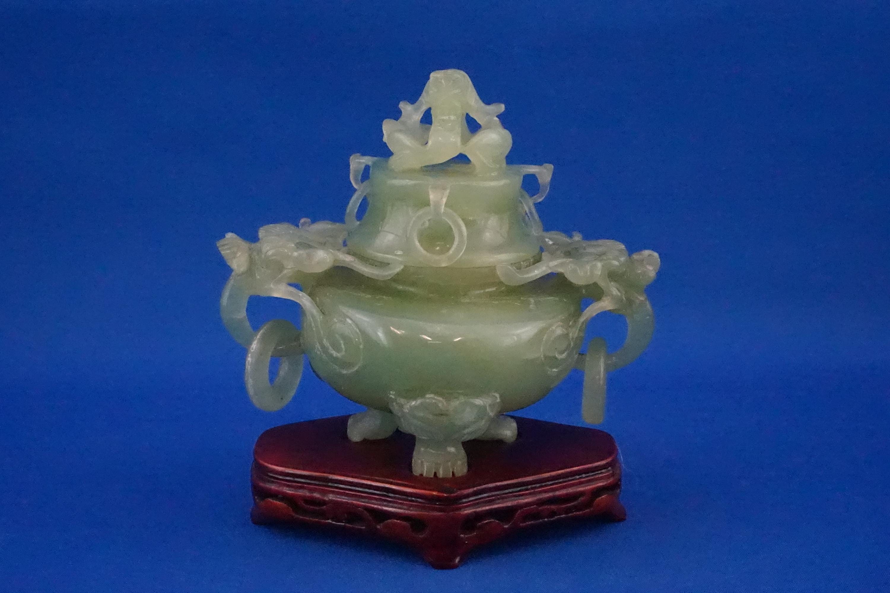 Vase Impérial Chinois En Jade Vert – Sculpté à La Main – Motif Traditionnel