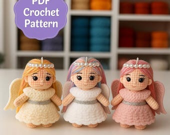 Peut inclure: Trois poupées anges au crochet dans des tons pastel : jaune, blanc et rose. Chaque poupée a une couronne de perles, des ailes et une ceinture argentée. Les poupées sont exposées sur une surface blanche. Un panneau violet indique "PDF Crochet Pattern."
