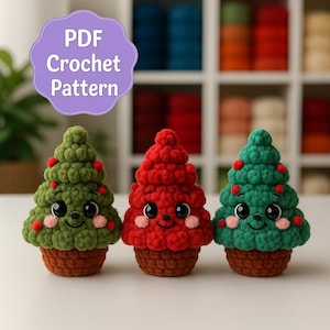 Könnte beinhalten: Drei gehäkelte Weihnachtsbaumornamente in Grün, Rot und Türkis. Jeder Baum hat ein lächelndes Gesicht, rote Beerenakzente und eine braune Basis. Das Bild enthält ein lila Schild mit der Aufschrift "PDF Crochet Pattern".
