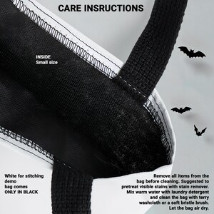 Puede incluir: Primer plano de un bolso tote blanco y negro con el texto "CARE INSRUCTIONS". El bolso tiene asas negras y costuras blancas. El texto "INSIDE Small size" es visible. Tambi&eacute;n se muestran las instrucciones de cuidado del bolso.