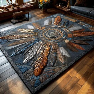 Puede incluir: Una alfombra rectangular con un diseño central en espiral rodeado de plumas estilizadas en tonos marrón, azul y blanco. Las plumas destacan sobre un fondo gris oscuro, con un borde acolchado. Adecuado para un salón.