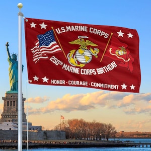 Pode incluir: Uma bandeira vermelha do Corpo de Fuzileiros Navais dos EUA com o texto "U.S. MARINE CORPS" e "250TH MARINE CORPS BIRTHDAY". A bandeira apresenta a bandeira americana, o emblema do Corpo de Fuzileiros Navais e as palavras "HONOR - COURAGE - COMMITMENT".