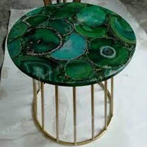 Puede incluir: Una mesa auxiliar redonda con una vibrante tapa de &aacute;gata verde. La superficie presenta un mosaico de rodajas de &aacute;gata verde y turquesa. La mesa tiene una base de metal dorado con barras verticales, creando un aspecto moderno y elegante.