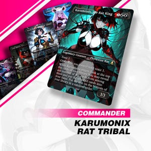 Può includere: Una collezione di carte collezionabili di Magic: The Gathering con illustrazioni in stile anime. Le carte presentano vari personaggi, tra cui "Karumonix, il Re dei Ratti", con illustrazioni e testo dettagliati. Le carte sono su uno sfondo diagonale rosa e bianco.
