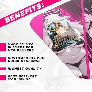 Pu&ograve; includere: Un tappetino da gioco Magic: The Gathering rosa e bianco con il testo "BENEFITS: MADE BY MTG PLAYERS FOR MTG PLAYERS, CUSTOMER SERVICE QUICK RESPONSE, HIGHEST QUALITY, FAST DELIVERY WORLDWIDE." Il tappetino presenta una carta con un'illustrazione fantasy.