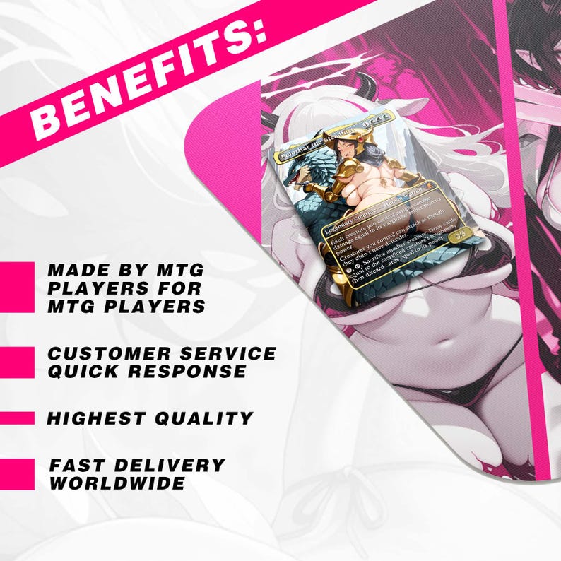 Pu&ograve; includere: Un tappetino da gioco Magic: The Gathering rosa e bianco con il testo "BENEFITS: MADE BY MTG PLAYERS FOR MTG PLAYERS, CUSTOMER SERVICE QUICK RESPONSE, HIGHEST QUALITY, FAST DELIVERY WORLDWIDE." Il tappetino presenta una carta con un'illustrazione fantasy.