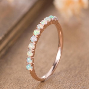 Opal Eternity Ring, Zarter Opal Ring, Gold Opal Ring, Silber Opal Ring, Minimalistischer Ring, Opal Stapelring, Geschenk für Sie, Weißer Opal Ring