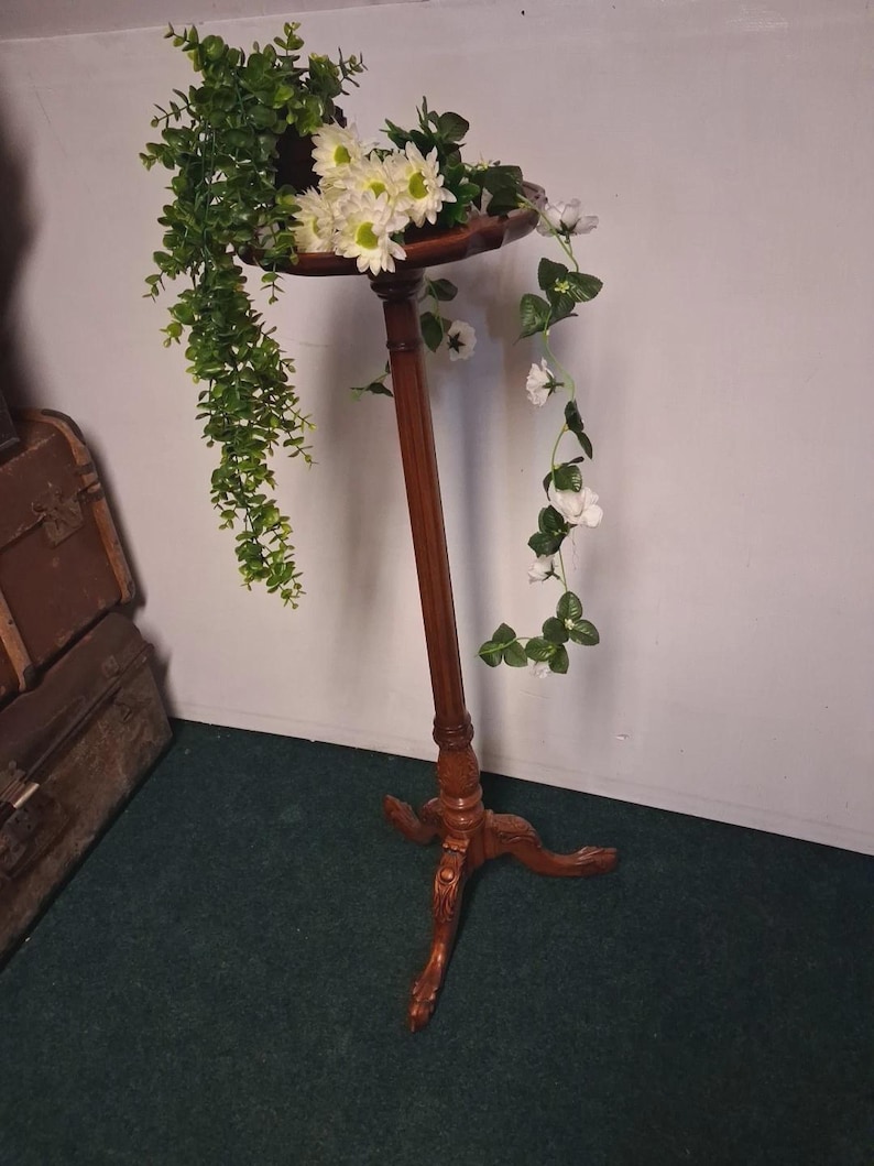 Vintage Tall Plant Stand: Pie Crust Edge, Ball and Claws Feet - Etsy UK
