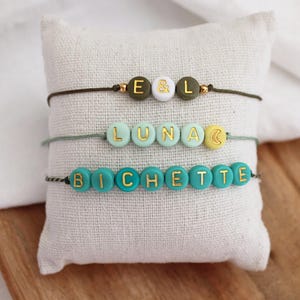 Bracelet personnalisé en perles lettres vertes et écriture dorée ∙ bracelet prénom, fait main, ajustable, cadeau naissance, EVJF, amitié