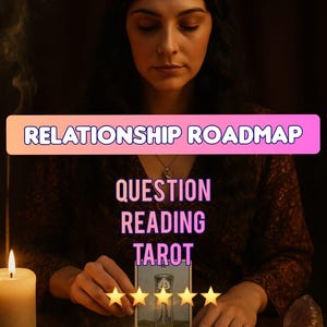 Op de afbeelding: Afbeelding van een tarotkaartlezing met de tekst "RELATIONSHIP ROADMAP QUESTION READING TAROT". Een vrouw houdt een tarotkaart vast met vijf gouden sterren erboven. Een brandende kaars en een kristal zijn ook zichtbaar.