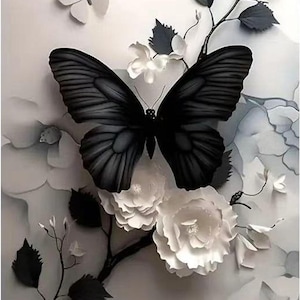 Op de afbeelding: Een grijstinten kunstwerk met een grote zwarte vlinder met gedetailleerde vleugels, geplaatst tussen witte papieren bloemen en bladeren. Een kleinere witte vlinder bevindt zich op de achtergrond, waardoor een gelaagd effect ontstaat.