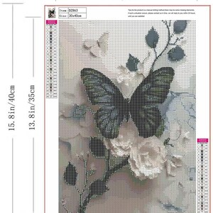 Op de afbeelding: Een diamond painting kit met een vlinder- en bloemenontwerp. Het kunstwerk meet 30 cm bij 40 cm. De afbeelding toont een gedetailleerd patroon met verschillende kleuren en een getextureerde uitstraling. Artikelnummer DZ863.