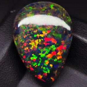 22 Ct äthiopischer Schwarzopal | Konfetti Feuer Muster | 27x19x9mm | Regenbogen-Farbspiel | Natürlicher unbehandelter Edelstein | Cabochon Schliff