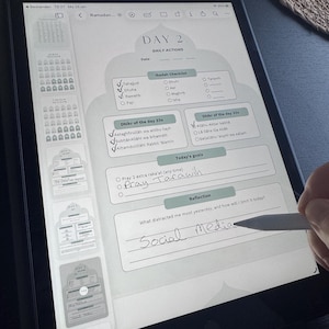 Op de afbeelding: Een digitale tablet met een dagplanner-sjabloon voor dag 2 van de Ramadan. Het scherm toont secties voor een Ibadah-checklist, Dhikr van de dag, doelen en reflectie, met handgeschreven tekst over gebeden en persoonlijke reflectie.