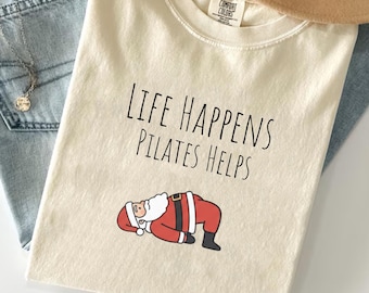 Camiseta "La vida pasa, Pilates ayuda", Camiseta de instructor de Pilates, Camiseta de Papá Noel Pilates, Regalo navideño de Pilates para la mejor amiga, Camiseta festiva de fitness