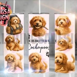 Pode incluir: Um copo rosa com ilustrações de cães Cockapoo. O design inclui várias poses dos cães, uma mochila e o texto "Life is better with Cockapoos". O copo tem uma palhinha e as palavras "All Things A Design".