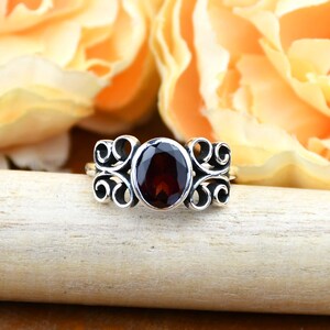 Anello in argento sterling con granato fatto a mano: gioielli con pietra portafortuna di gennaio
