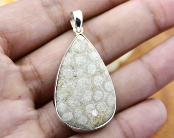 Colgante de coral fósil en forma de pera en plata de ley - Joyería artesanal