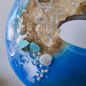 Wolnostojące litery z żywicy oceanicznej z piaskiem kwarcowym w kolorze złotym i muszlami zdjęcie 11