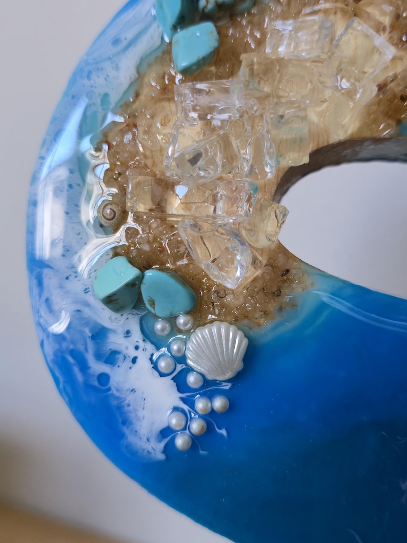 Wolnostojące litery z żywicy oceanicznej z piaskiem kwarcowym w kolorze złotym i muszlami zdjęcie 11