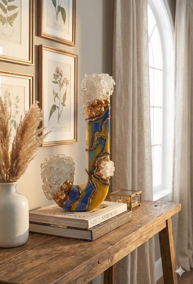 Letra de resina de madera, color azul real, cobre y dorado, inicial de geoda audaz e independiente, pieza destacada para estantería, decoración cálida y masculina para habitación infantil. imagen 15